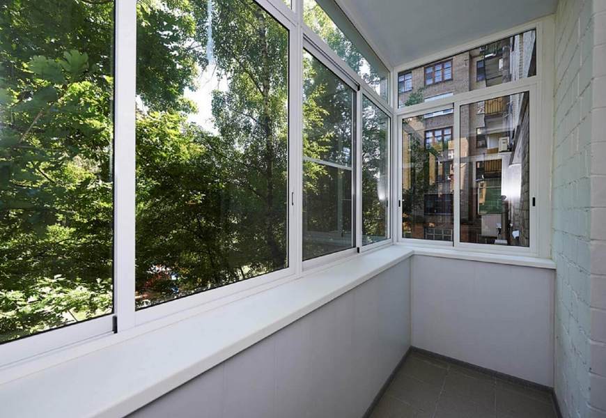 Балкон алюминиевый системы Provedal, внутренняя отделка пластиковыми панелями